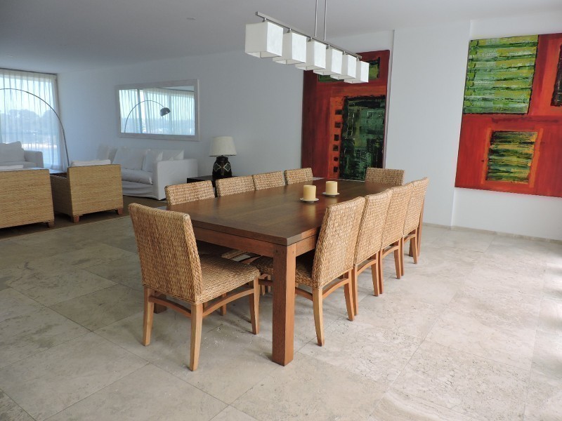 Departamento de 4 dormitorios y dependencia frente a la desembocadura